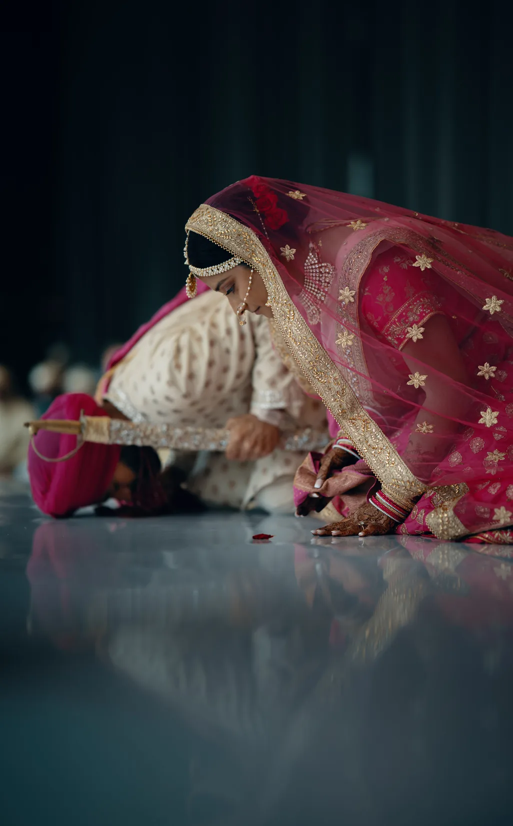 Novia inclinada durante una ceremonia sikh