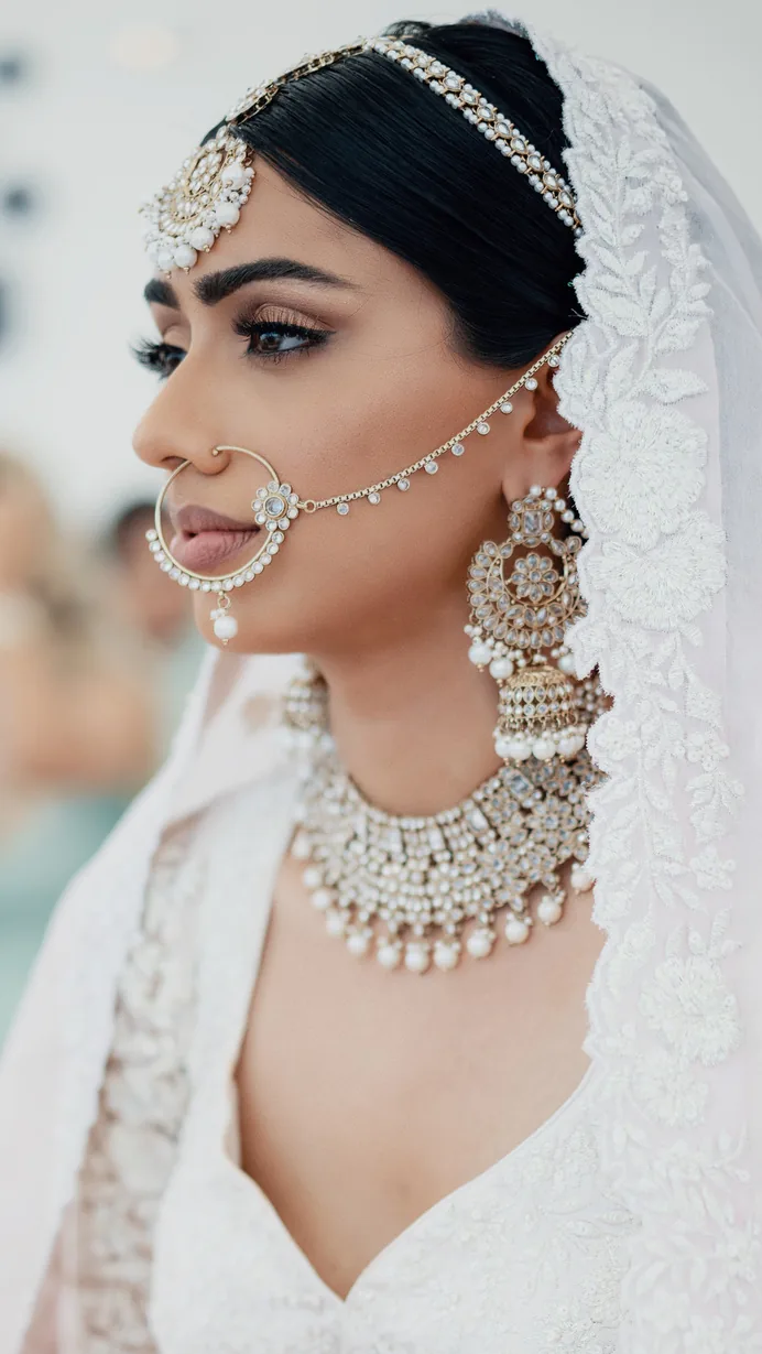 Retrato editorial de novia con joyería tradicional